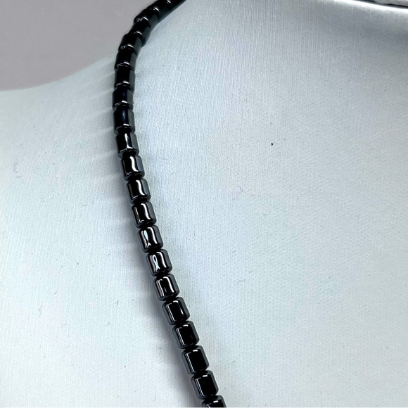 MRC Hematite Beaded Tri Circle Pendant Necklace 17.5" - Picture 5 of 10